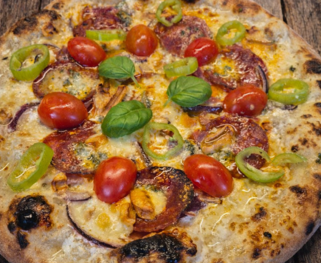 Olasz szalámis pizza tejfölös alappal