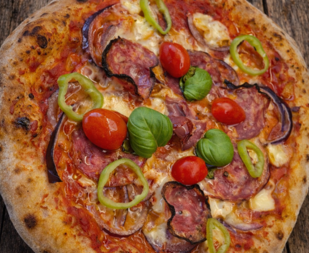 Szalámis nápolyi pizza