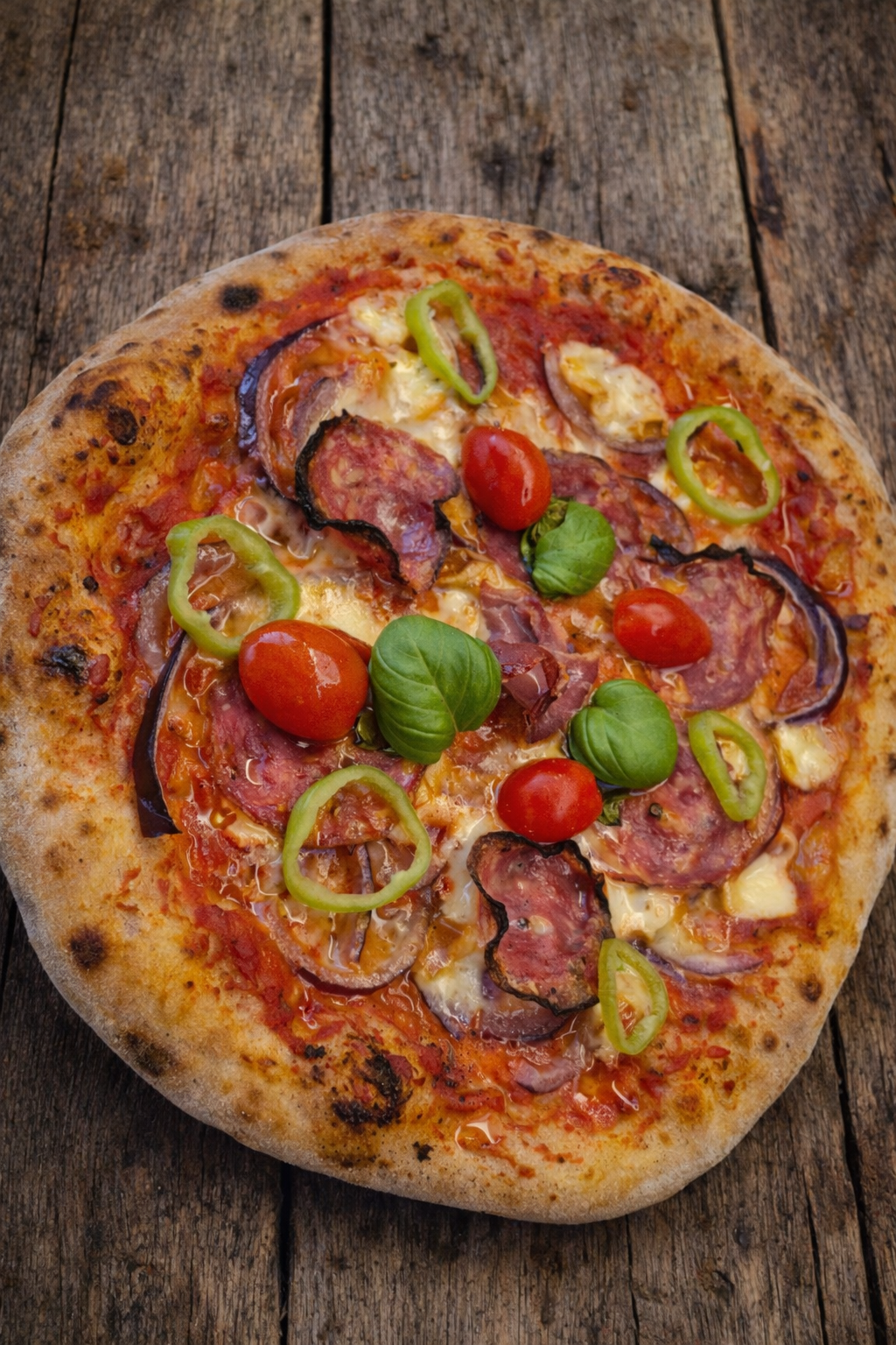 Szalámis nápolyi pizza