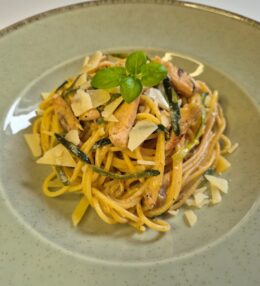 Cukkinis spagetti csirkével, parmezán forgáccsal