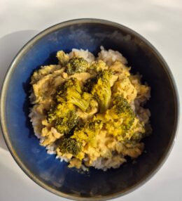 Tejszínes-currys csirke brokkolival és jázminrizzsel