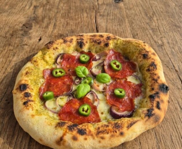 Pestós pizza chorizóval