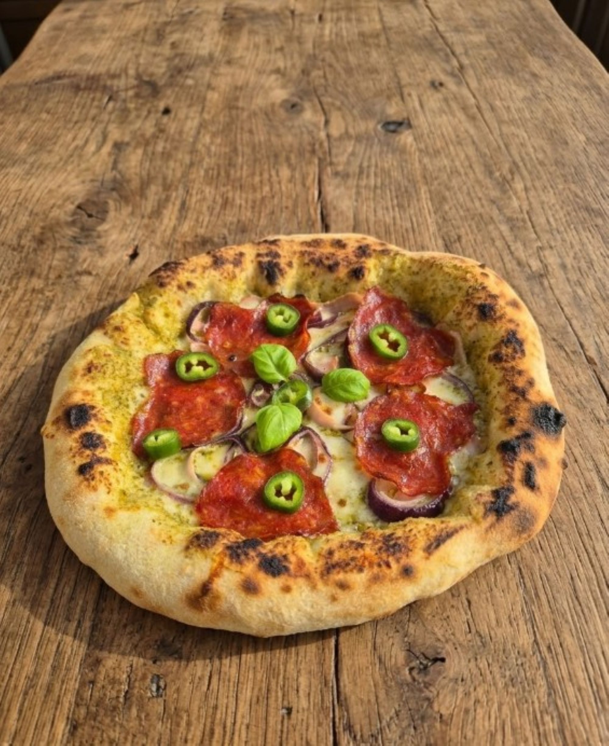 Pestós pizza chorizóval