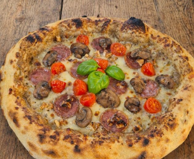 gombás gourmet pizza szalámival