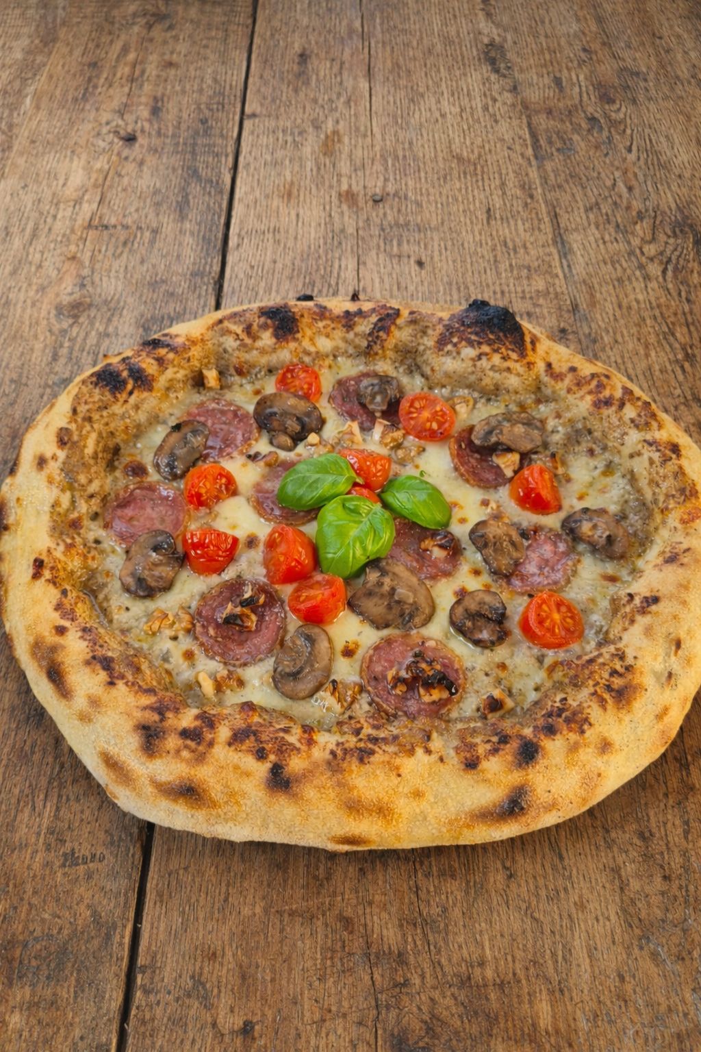 gombás gourmet pizza szalámival