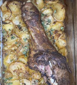 Tepsiben sült pulykacomb hagymás-krumplis ágyon