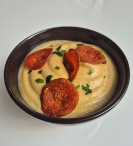 Vöröslencse krémleves, kolbászropógóssal 20 perc alatt