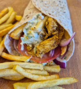 Görög gyros tzatzikivel és sült krumplival