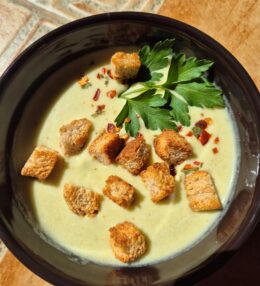 Póréhagyma-krémleves pirított kenyérkockával