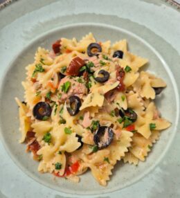 Mediterrán tonhalas tészta aszalt paradicsommal és olajbogyóval