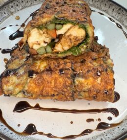 Keto Csirkés Wrap Padlizsán-Cukkini Tortillával – Puha, Szaftos és Glutén sincs benne