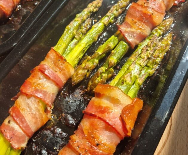 Baconbe tekert spárga