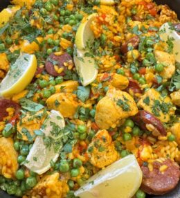 Szaftos csirkés-chorizós paella ropogós socarrattal