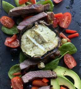 Keto Barát Sajttal Töltött Portobello Gomba, Sirloin Steakkel – Nyári Elegancia Egy Tányéron