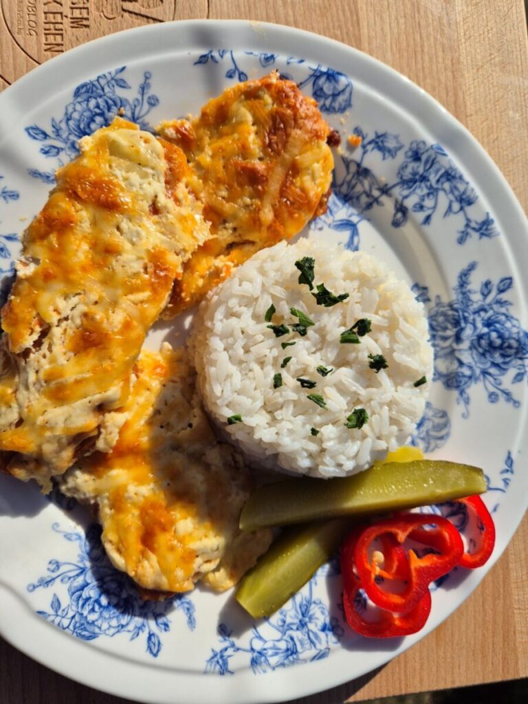 Sajtos-tejfölös szeletek jázmin rizzsel